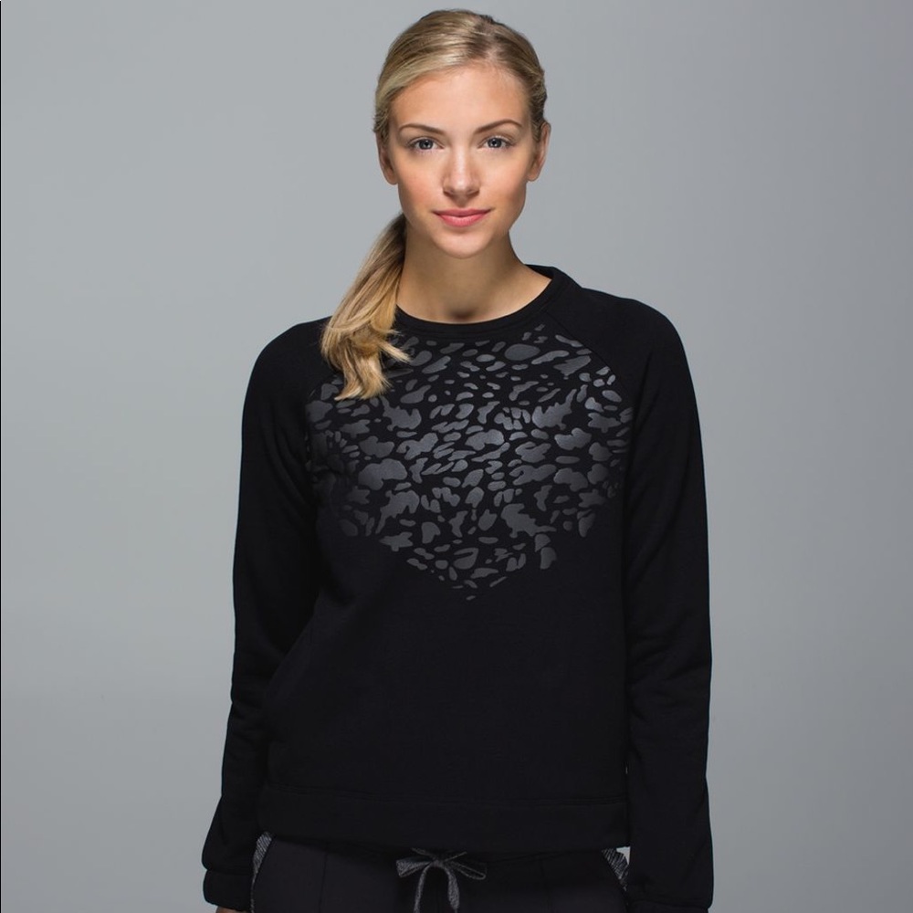 Lululemon snapshot crew black size 6 leopard print